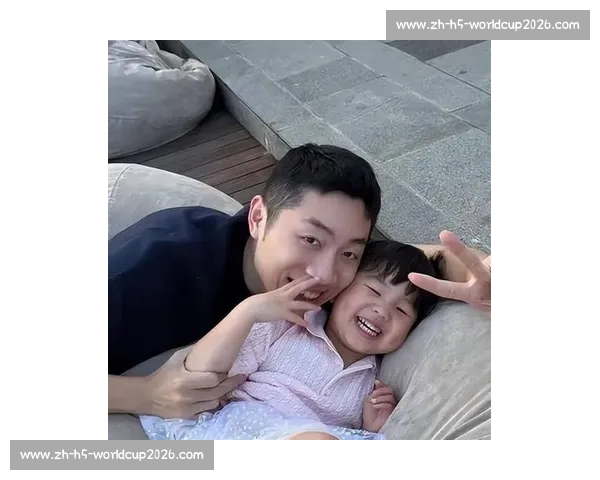 许昕父亲节与儿女甜蜜同框 奥运冠军化身温柔奶爸
